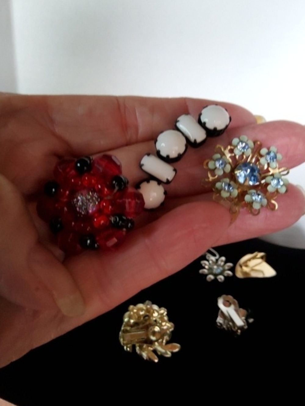 Vintage Single Clip-on/screw Back 24 Pieces. - Picture 8 of 8